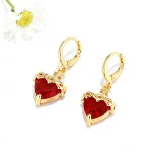 Detailansicht der herzförmigen roten Edelstein-Ohrringe mit goldener Dornenverzierung