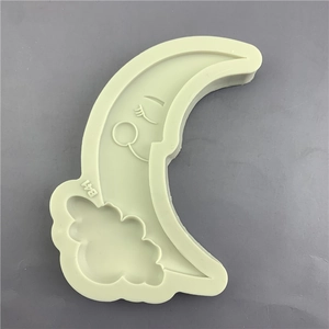 Makro-Detail einer Mond- und Wolken-Silikonform für Fondant und Seifenhandwerk