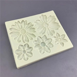Moule en silicone blanc cassé avec cinq motifs de marguerites et tournesols assortis