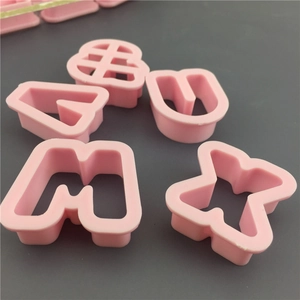 Rosafarbene Alphabet-Plastikformen zum Backen von Keksen und Fondant-Kuchendekor