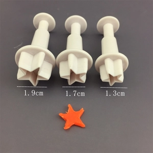 Set di 3 stampini a espulsione a stella per fondente con diametri 1,9cm, 1,7cm e 1,3cm