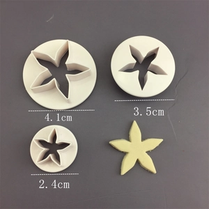 Set di 3 formine a stella marina bianche nelle dimensioni 4,1 cm 3,5 cm e 2,4 cm