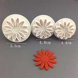 Set di 3 formine per margherite da 5,5cm, 4,8cm e 4,4cm per pasta di zucchero e argilla