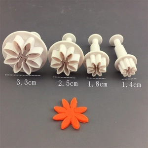 Set dettagliato di 4 stampini a fiore da 3,3cm a 1,4cm per decorazioni in pasta di zucchero