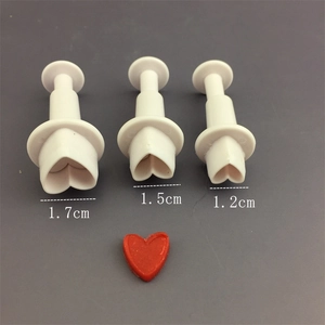 Tre formine a cuore da 1,2 cm, 1,5 cm e 1,7 cm per decorare torte e pasta di zucchero