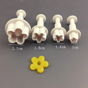 Set di 4 stampi a espulsione a forma di fiore bianco da 2,7 cm a 1 cm per torte fondenti