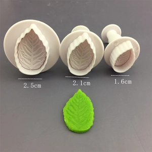 Set di 3 tagliapasta a stantuffo per foglie in plastica bianca per decorare dolci