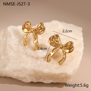 Detailansicht der goldenen Schleifenohrringe mit Maßen von 2,2 cm und 5,6 g Gewicht