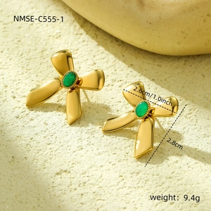 Details goldener Schleifenohrringe mit grünem Stein, Größe 2,6 cm mal 2,8 cm