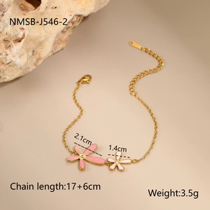 Detail van de gouden bloemenarmband met roze emaille bloemblaadjes en glanzende kristallen