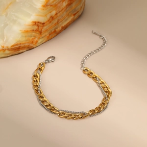 Detalle de la pulsera de doble cadena de oro y plata mezclada con un cierre de langosta