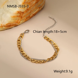 Primer plano de pulsera de cadena bicolor oro y plata con cierre de mosquetón y extensión