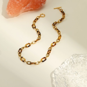 Collier en acier inoxydable doré avec maillons en résine et fermoir à bascule OT
