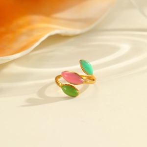 Detailaufnahme von 18K vergoldetem Ring mit bunten Emaille-Blumen und einer Muschel