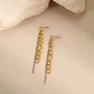 Détail de boucles d'oreilles longues à pampilles bicolores or et argent avec pierre