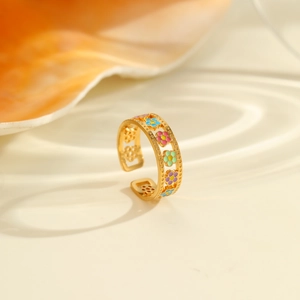 Detail bunter Emaille-Blumen auf vergoldetem, verstellbarem Ring mit hohler Blumenstruktur
