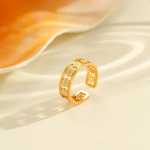 Detailansicht des 18K vergoldeten Rings mit weißen Emaille-Blumen und Hohlraum-Design