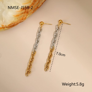 Détail de boucles d'oreilles bicolores en chaîne montrant la longueur de 7,0 cm