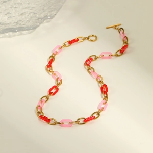 Détail du collier à maillons en résine colorée avec anneaux dorés et fermoir à bascule