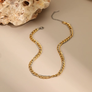Detalle de collar bicolor en acero inoxidable oro y plata con cierre de mosquetón