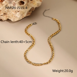 Detalle del collar de cadena bicolor oro y plata con cierre de mosquetón y extensión