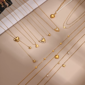 Collares de corazón en acero inoxidable chapado en oro 18K con perlas y dijes de circón