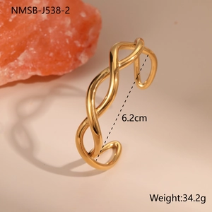 Close-up of golden twisted line bangle showing 6.2cm diameter and 34.2g weight