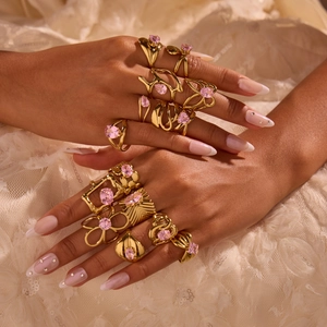 Set de anillos geométricos de acero bañado en oro 18K con circón rosa sobre encaje