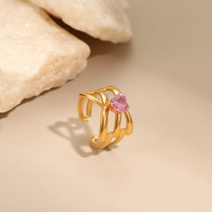 Detalle del anillo multicapa chapado en oro de 18K con circonita rosa en forma de corazón