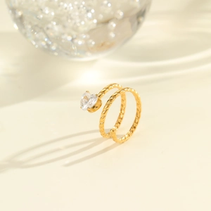 Detail of 18K gold-plated twisted rope ring with a sparkling heart-shaped zircon stone