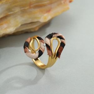 Gedetailleerde close-up van gouden open ring met luipaardprint en zilveren kralenaccenten