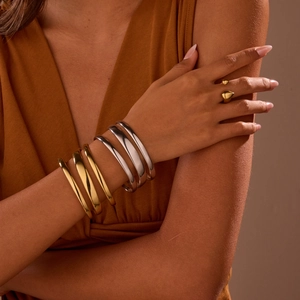 Bracelets empilables minimalistes en acier doré et argenté avec une bague assortie