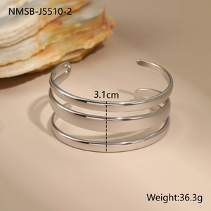 Vue détaillée du bracelet multicouche argenté montrant la largeur de 3,1 cm et le poids