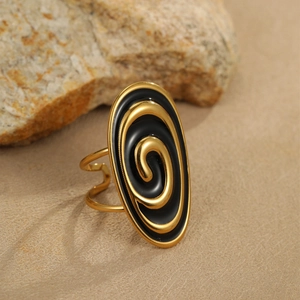 Details eines Vintage-Goldrings mit schwarzem Emaille-Oval und goldenem Spiralmuster