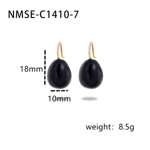 Detailansicht der schwarzen Herz-Ohrringe mit Maßen von 18mm Höhe und 10mm Breite