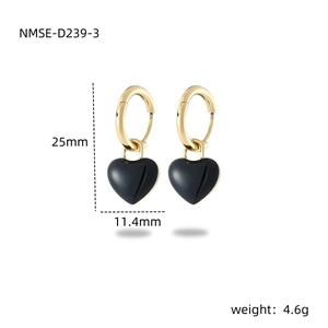 Detailansicht der Herz-Ohrhänger mit Maßen 25mm mal 11,4mm und einem Gewicht von 4,6g