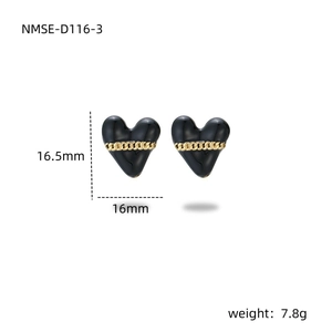 Detailansicht herzförmiger schwarzer Emaille-Ohrringe mit Goldketten-Inlay und Maßangaben