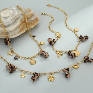 Gouden roestvrijstalen ketting met luipaardprint bedeltjes en diverse hart- en bloemhangers