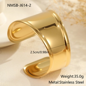 Detalle del brazalete de acero inoxidable dorado de 2,5 cm de ancho con especificaciones