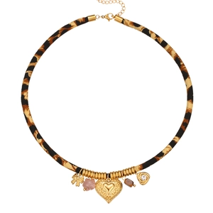 Luipaardprint ketting met 18K vergulde hart- en bloemenhangers op een witte achtergrond