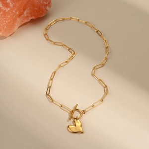 Gouden ketting met onregelmatige hartvormige hanger, paperclip ketting en OT-sluiting