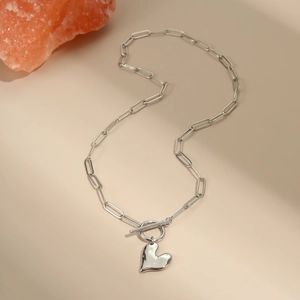 Chique paperclip ketting met zilveren hart hanger en een stijlvolle OT-knevelsluiting