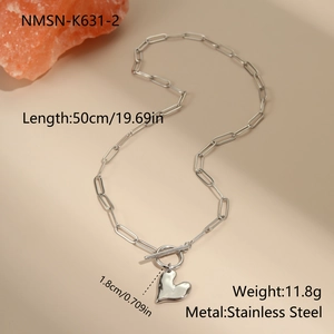 Detail van de paperclip ketting met hart hanger, T-sluiting en afmetingen erop
