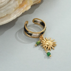 Macro-detail van gouden luipaardring met zonnehanger en groene kralen decoratie