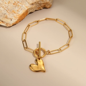 Gouden roestvrijstalen paperclip kettingarmband met hartvormige hanger en een OT-sluiting