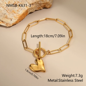 Detail van een vergulde roestvrijstalen paperclip armband met een hartvormige hanger