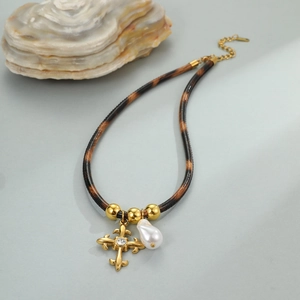 Luipaard lederen ketting met gouden kruis hanger en barokke parel sieraad