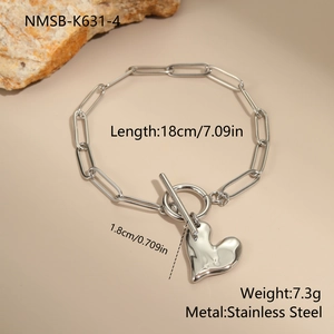 Detail van de onregelmatige hart hanger armband met afmetingen 18cm lengte en 7,3g gewicht