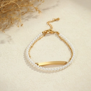 Zweilagiges Perlenarmband aus Edelstahl mit gravierbarer Goldplatte und verstellbarer Kette