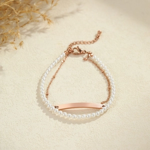 Elegantes, roségoldenes Perlenarmband mit gravierbarem Metallstab und Verlängerungskette